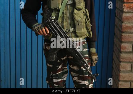 08 décembre 2023, Srinagar Cachemire, Inde : un soldat paramilitaire indien monte la garde lors de la procession funéraire de l'inspecteur de police indien Masroor Ahmad Wani tué à Srinagar. Wani a été grièvement blessé lorsque des militants ont tiré sur lui près de la région d'Eidgah dans le Cachemire central Srinagar le 29 octobre 2023, et a succombé à ses blessures à l'Institut All India des sciences médicales (AIIMS) à Delhi le 07 décembre 2023. Le 08 décembre 2023, Srinagar Cachemire, Inde. (Photo de Firdous Nazir/Eyepix Group/Sipa USA) Banque D'Images