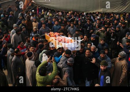 08 décembre 2023, Srinagar Cachemire, Inde : les Cachemiris portent le cercueil contenant le corps de l'inspecteur de police indien Masroor Ahmad Wani tué lors de son cortège funèbre à Srinagar. Wani a été grièvement blessé lorsque des militants ont tiré sur lui près de la région d'Eidgah dans le Cachemire central Srinagar le 29 octobre 2023, et a succombé à ses blessures à l'Institut All India des sciences médicales (AIIMS) à Delhi le 07 décembre 2023. Le 08 décembre 2023, Srinagar Cachemire, Inde. (Photo de Firdous Nazir/Eyepix Group/Sipa USA) Banque D'Images