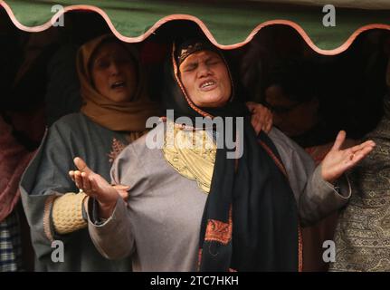 Srinagar, Inde. 08 décembre 2023. 08 décembre 2023, Srinagar Cachemire, Inde : parents et voisins pleurent lorsqu'ils assistent à la procession funéraire de l'inspecteur de police indien Masroor Ahmad Wani tué à Srinagar. Wani a été grièvement blessé lorsque des militants ont tiré sur lui près de la région d'Eidgah dans le Cachemire central Srinagar le 29 octobre 2023, et a succombé à ses blessures à l'Institut All India des sciences médicales (AIIMS) à Delhi le 07 décembre 2023. Le 08 décembre 2023, Srinagar Cachemire, Inde. (Photo de Firdous Nazir/Eyepix Group/Sipa USA) crédit : SIPA USA/Alamy Live News Banque D'Images