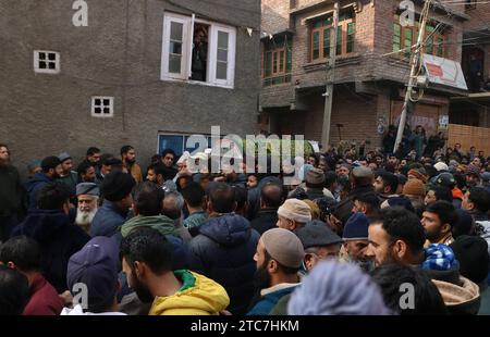 08 décembre 2023, Srinagar Cachemire, Inde : les Cachemiris portent le cercueil contenant le corps de l'inspecteur de police indien Masroor Ahmad Wani tué lors de son cortège funèbre à Srinagar. Wani a été grièvement blessé lorsque des militants ont tiré sur lui près de la région d'Eidgah dans le Cachemire central Srinagar le 29 octobre 2023, et a succombé à ses blessures à l'Institut All India des sciences médicales (AIIMS) à Delhi le 07 décembre 2023. Le 08 décembre 2023, Srinagar Cachemire, Inde. (Photo de Firdous Nazir/Eyepix Group/Sipa USA) Banque D'Images