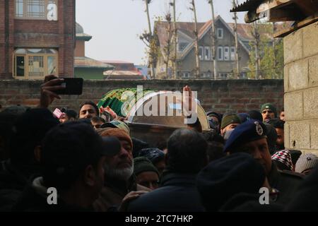 08 décembre 2023, Srinagar Cachemire, Inde : les Cachemiris portent le cercueil contenant le corps de l'inspecteur de police indien Masroor Ahmad Wani tué lors de son cortège funèbre à Srinagar. Wani a été grièvement blessé lorsque des militants ont tiré sur lui près de la région d'Eidgah dans le Cachemire central Srinagar le 29 octobre 2023, et a succombé à ses blessures à l'Institut All India des sciences médicales (AIIMS) à Delhi le 07 décembre 2023. Le 08 décembre 2023, Srinagar Cachemire, Inde. (Photo de Firdous Nazir/Eyepix Group/Sipa USA) Banque D'Images