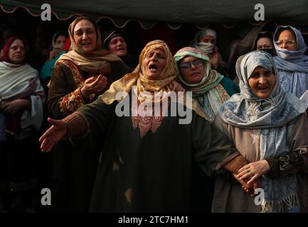 Srinagar, Inde. 08 décembre 2023. 08 décembre 2023, Srinagar Cachemire, Inde : parents et voisins pleurent lorsqu'ils assistent à la procession funéraire de l'inspecteur de police indien Masroor Ahmad Wani tué à Srinagar. Wani a été grièvement blessé lorsque des militants ont tiré sur lui près de la région d'Eidgah dans le Cachemire central Srinagar le 29 octobre 2023, et a succombé à ses blessures à l'Institut All India des sciences médicales (AIIMS) à Delhi le 07 décembre 2023. Le 08 décembre 2023, Srinagar Cachemire, Inde. (Photo de Firdous Nazir/Eyepix Group/Sipa USA) crédit : SIPA USA/Alamy Live News Banque D'Images