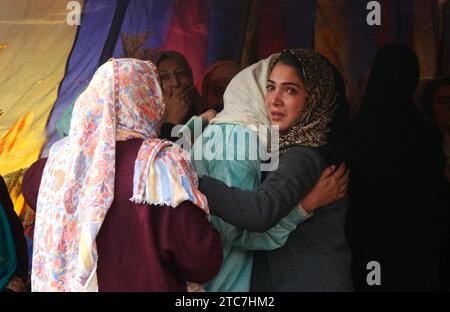 Srinagar, Inde. 08 décembre 2023. 08 décembre 2023, Srinagar Cachemire, Inde : parents et voisins pleurent lorsqu'ils assistent à la procession funéraire de l'inspecteur de police indien Masroor Ahmad Wani tué à Srinagar. Wani a été grièvement blessé lorsque des militants ont tiré sur lui près de la région d'Eidgah dans le Cachemire central Srinagar le 29 octobre 2023, et a succombé à ses blessures à l'Institut All India des sciences médicales (AIIMS) à Delhi le 07 décembre 2023. Le 08 décembre 2023, Srinagar Cachemire, Inde. (Photo de Firdous Nazir/Eyepix Group/Sipa USA) crédit : SIPA USA/Alamy Live News Banque D'Images