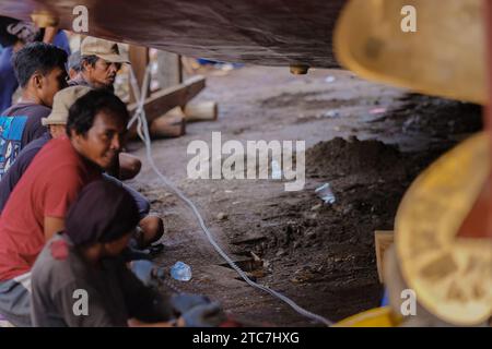 12 décembre 2023, Makassar, Sulawesi du Sud, Indonésie : un certain nombre de résidents pratiquent la tradition annyorong lopi ou poussent un bateau à l'aide d'une poulie dans la zone de plage de la ville de Makassar, le lundi 11 2023 décembre. Le plan est que ce bateau de pinisi sera défilé en mer impliquant la tradition annyorong lopi, où ils poussent et tirent le bateau à l'aide de poulies pour lui permettre de naviguer sur la mer. Un moment historique qui reflète la riche culture et la convivialité du peuple Bugis. (Image de crédit : © Moh Niaz Sharief/ZUMA Press Wire) USAGE ÉDITORIAL SEULEMENT! Non destiné à UN USAGE commercial ! Banque D'Images