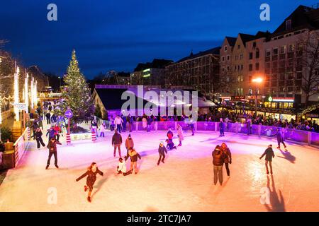 Patinoire sur le marché de Noël au Heumarkt dans la ville historique de Cologne, Allemagne. Eislaufbahn auf dem Weihnachtsmarkt am Heumarkt in de Banque D'Images