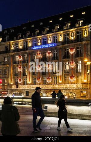 L'Excelsior Hotel Ernst près de la cathédrale à l'heure de Noël, grandhotel, Cologne, Allemagne. das Excelsior Hotel Ernst am Dom zur Weihnachtszeit, GRA Banque D'Images