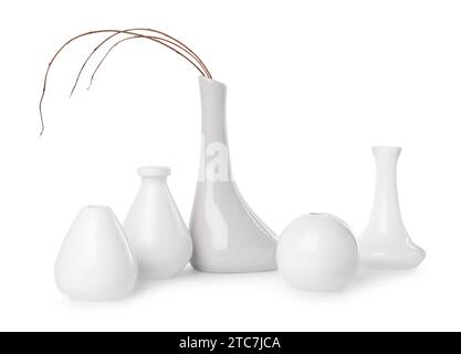 Beaucoup de vases élégants différents sur fond blanc Banque D'Images