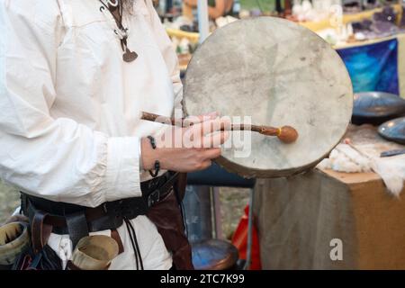 Italie, Lombardie, reconstitution historique, Homme jouant du tambour en cuir Banque D'Images