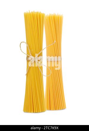 Bouquet de spaghetti attaché avec une corde isolé sur fond blanc Banque D'Images