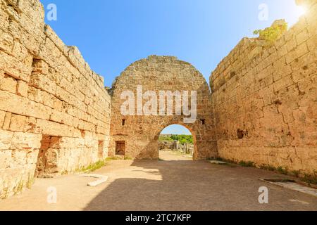 Les vestiges antiques de Perge en Turquie, y compris sa palestra et ses thermes romains, offrent un aperçu fascinant de l'histoire, mettant en valeur les vestiges de Banque D'Images