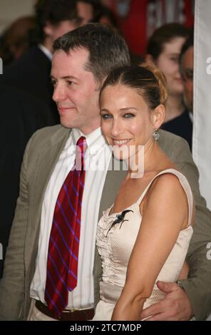 Matthew Broderick et Sarah Jessica Parker assistent à la soirée d'ouverture de Martin Short : Fame becomes Me au Bernard B. Jacobs Theatre de New York le 17 août 2006. Crédit photo : Henry McGee/MediaPunch Banque D'Images