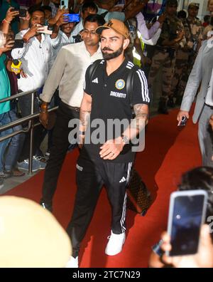 L'Indien Virat Kohli arrive pour un match d'échauffement avant la coupe du monde de cricket ICC, à Guwahati, le jeudi 28 septembre 2023. Banque D'Images