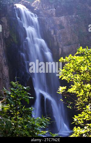 Bangkok. 11 décembre 2023. Cette photo prise le 11 décembre 2023 montre une cascade dans le parc national de Khao Yai, en Thaïlande. La Journée internationale annuelle de la montagne est célébrée le 11 décembre. Crédit : Rachen Sageamsak/Xinhua/Alamy Live News Banque D'Images