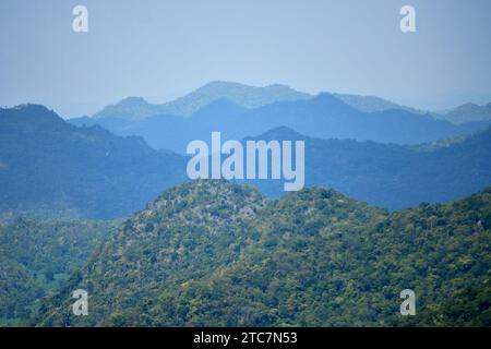 Bangkok. 11 décembre 2023. Cette photo prise le 11 décembre 2023 montre une vue du parc national de Khao Yai, en Thaïlande. La Journée internationale annuelle de la montagne est célébrée le 11 décembre. Crédit : Rachen Sageamsak/Xinhua/Alamy Live News Banque D'Images