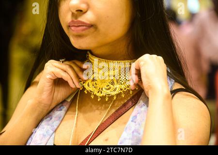 Une femme essaie des bijoux à l'occasion de 'Dhanteras', à Guwahati, le vendredi 10 novembre 2023. Banque D'Images