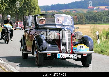 Von der ADAC - Niedersachsen - Classique 2007. Hier BMW 321 BJ. 1939 - auf der L444 zwischen Reinsen und Stadthagen am 21.07.2007. *** De l'ADAC Niedersachsen Classic 2007 ici BMW 321 BJ 1939 sur la L444 entre Reinsen et Stadthagen sur 21 07 2007 Banque D'Images
