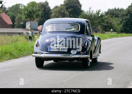Von der ADAC - Niedersachsen - Classique 2007. Hier BMW 501 V8 BJ. 1955 - auf der L444 zwischen Bad Nenndorf/Reinsen und Stadthagen am 21.07.2007. *** De l'ADAC Niedersachsen Classic 2007 ici BMW 501 V8 BJ 1955 sur la L444 entre Bad Nenndorf Reinsen et Stadthagen sur 21 07 2007 Banque D'Images