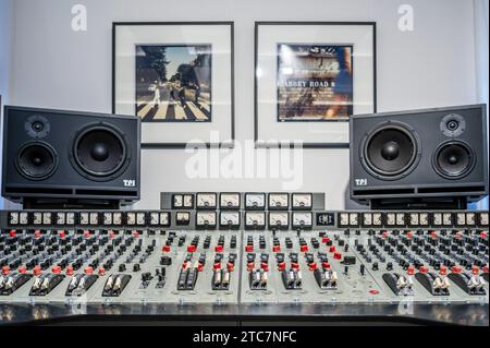 Londres, Royaume-Uni. 11 décembre 2023. La console d'enregistrement EMI TG12345 Mk I utilisée par les Beatles aux studios Abbey Road pour enregistrer leur album révolutionnaire 'Abbey Road' estimé sur demande (de l'ordre de sept chiffres) avec, à l'arrière-plan, Iain Macmillan, deux tirages des Beatles sur Abbey Road, 1969, estimation: £18 000 - 20 000 - Un aperçu de The Sound of the Beatles : la vente de la console « Abbey Road » à Bonhams Knightsbridge, Londres. La vente elle-même aura lieu le 14 décembre à Knightsbridge. Crédit : Guy Bell/Alamy Live News Banque D'Images