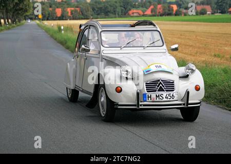 Von der ADAC - Niedersachsen - Classique 2007. Hier Citroen 2 CV BJ. 1969 - auf der L444 zwischen Bad Nenndorf/Reinsen und Stadthagen am 21.07.2007. *** De l'ADAC Niedersachsen Classic 2007 ici Citroen 2 CV BJ 1969 sur la L444 entre Bad Nenndorf Reinsen et Stadthagen sur 21 07 2007 Banque D'Images