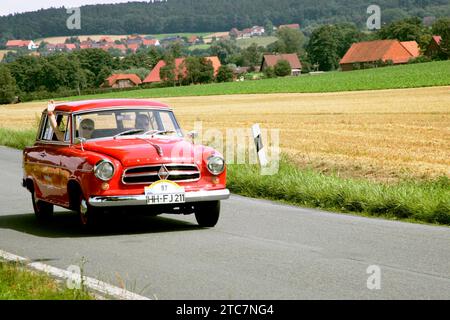 Von der ADAC - Niedersachsen - Classique 2007. Hier Borgward Isabella Combi BJ. 1959 - auf der L444 zwischen Bad Nenndorf/Reinsen und Stadthagen am 21.07.2007. *** De l'ADAC Niedersachsen Classic 2007 ici Borgward Isabella Combi BJ 1959 sur la L444 entre Bad Nenndorf Reinsen et Stadthagen sur 21 07 2007 Banque D'Images
