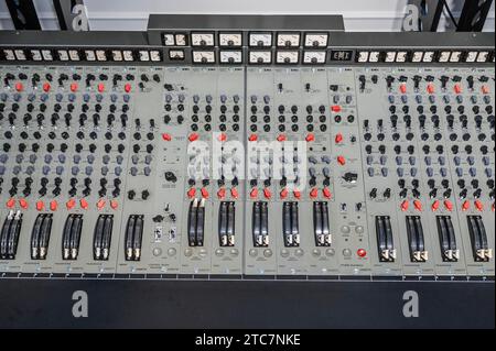 Londres, Royaume-Uni. 11 décembre 2023. La console d'enregistrement EMI TG12345 Mk I utilisée par les Beatles aux studios Abbey Road pour enregistrer leur estimation révolutionnaire de l'album 'Abbey Road' sur demande (de l'ordre de sept chiffres) - Un aperçu de The Sound of the Beatles : la vente de la console 'Abbey Road' à Bonhams Knightsbridge, Londres. La vente elle-même aura lieu le 14 décembre à Knightsbridge. Crédit : Guy Bell/Alamy Live News Banque D'Images