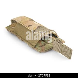 Pochette militaire pour cartouches en camouflage multicam. Sac pour magazines de balles sur fond blanc. Équipement tactique militaire. Banque D'Images