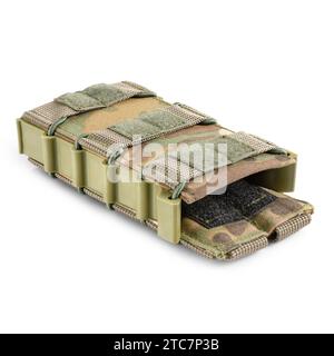 Pochette militaire pour cartouches en camouflage multicam. Sac pour magazines de balles sur fond blanc. Équipement tactique militaire. Banque D'Images