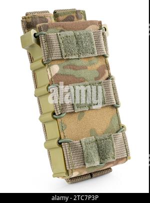 Pochette militaire pour cartouches en camouflage multicam. Sac pour magazines de balles sur fond blanc. Équipement tactique militaire. Banque D'Images