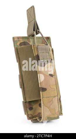 Pochette militaire pour cartouches en camouflage multicam. Sac pour magazines de balles sur fond blanc. Équipement tactique militaire. Banque D'Images