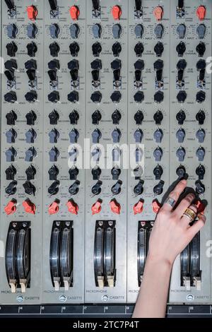 Londres, Royaume-Uni. 11 décembre 2023. La console d'enregistrement EMI TG12345 Mk I utilisée par les Beatles aux studios Abbey Road pour enregistrer leur estimation révolutionnaire de l'album 'Abbey Road' sur demande (de l'ordre de sept chiffres) - Un aperçu de The Sound of the Beatles : la vente de la console 'Abbey Road' à Bonhams Knightsbridge, Londres. La vente elle-même aura lieu le 14 décembre à Knightsbridge. Crédit : Guy Bell/Alamy Live News Banque D'Images