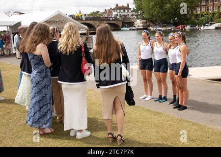 Royaume-Uni, Angleterre, Berkshire, Henley Royal Regatta, équipe de bateau gagnante photographiée Banque D'Images