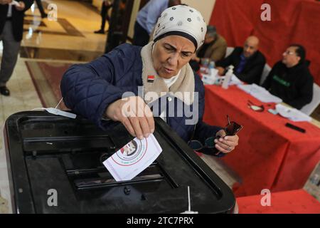 Le Caire, Égypte. 11 décembre 2023. Une égyptienne jette son bulletin de vote dans un bureau de vote le deuxième jour des élections présidentielles égyptiennes. Crédit : Gehad Hamdy/dpa/Alamy Live News Banque D'Images