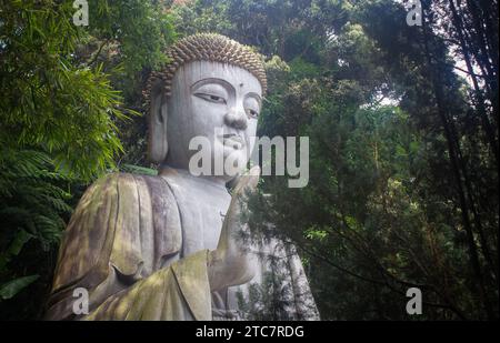 La grande statue de bouddha au temple Chin Swee Caves à Genting Highlands, Pahang, Malaisie. Banque D'Images