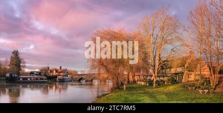 Juste après le lever du soleil, la Rose ressuscitée près de Witney dans l'Oxfordshire est baignée par le soleil de décembre alors que la Tamise continue de s'élever après le récent Heavy Banque D'Images