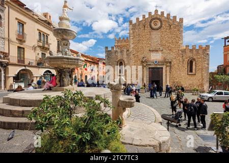 Taormina, Sicile, Italie. Piazza del Duomo avec la cathédrale San Nicolo du 13e siècle et fontaine baroque. Banque D'Images