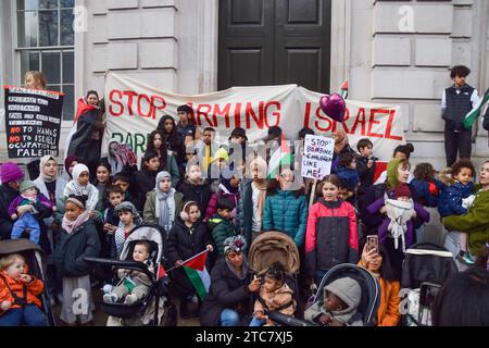 Londres, Angleterre, Royaume-Uni. 11 décembre 2023. Le groupe parents pour la Palestine et les enfants organise une manifestation devant Downing Street pour appeler à un cessez-le-feu alors que la guerre entre Israël et le Hamas se poursuit. (Image de crédit : © Vuk Valcic/ZUMA Press Wire) USAGE ÉDITORIAL SEULEMENT! Non destiné à UN USAGE commercial ! Banque D'Images