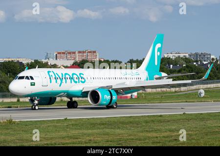 Le Flynas Airbus A320 NEO de la compagnie aérienne saoudienne ralentit après avoir atterri à Lviv, avec poussée inverse activée Banque D'Images