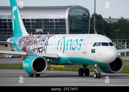 Gros plan de Flynas Airbus A320 NEO d'une compagnie aérienne saoudienne, dans une « année de calligraphie arabe », au roulage pour le décollage de l'aéroport de Lviv Banque D'Images