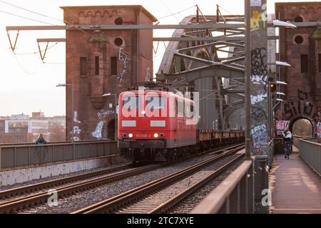 Train de marchandises sur la Suedbruecke, pont ferroviaire sur le Rhin au sud de Cologne, Allemagne. Gueterzug auf der Suedbruecke, Eisenbahnbruecke ueb Banque D'Images