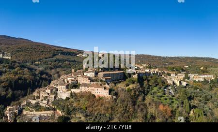 Superbe vue aérienne du village médiéval toscan de Cetona, élu l'un des plus beaux villages d'Italie. Banque D'Images