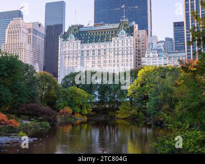 New York Plaza Hotel de Central Park Pond en automne Banque D'Images