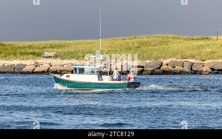 bateau à moteur sortant de montauk inlet Banque D'Images