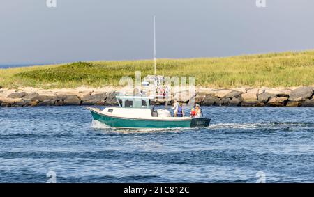 bateau à moteur sortant de montauk inlet Banque D'Images