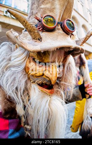 Gros plan d'une figure anthropomorphique à cornes à Munich pendant Noël Banque D'Images