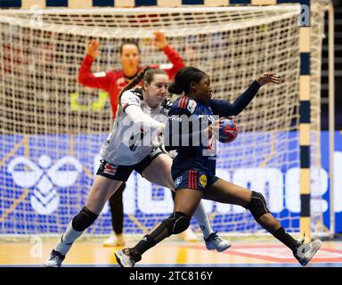 Trondheim, Norvège. 10 décembre 2023. Trondheim, Norvège, 10 décembre 2023 : bataille pour le ballon lors du match du Championnat du monde féminin IHF entre la France et la Norvège à Trondheim Spektrum à Trondheim, Norvège (Ane Frosaker/SPP) crédit : SPP Sport Press photo. /Alamy Live News Banque D'Images