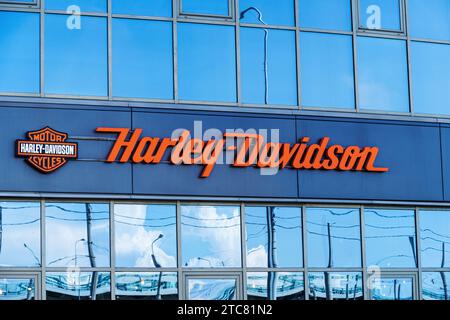 Russie, Saint-Pétersbourg - 24 juin 2023 : panneau Harley Davidson avec logo au-dessus de l'entrée de la boutique du concessionnaire à Saint-Pétersbourg, édition illustrative Banque D'Images