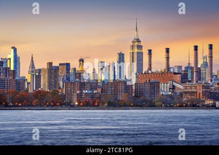 New York, New York, États-Unis à Midtown Manhattan Skyline sur l'East River au crépuscule. Banque D'Images