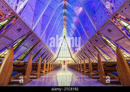 COLORADO SPRINGS, COLORADO - 9 MARS 2019 : intérieur de la chapelle des cadets de l'United States Air Force Academy. Banque D'Images