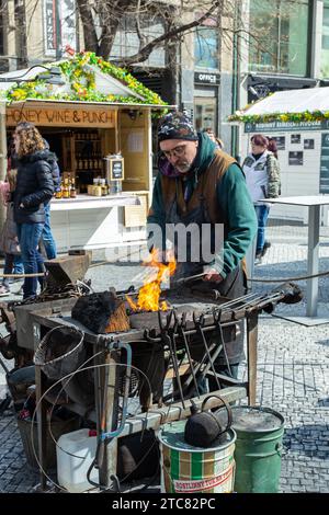 Prague, République Tchèque - 29 mars 2018: Le forgeron de la forge dans les zones touristiques de la vieille ville de Prague Banque D'Images