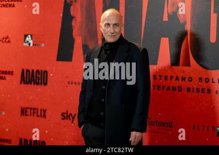 Rome, Italie. 11 décembre 2023. Le réalisateur Stefano Sollima est présent au photocall du film ''Adagio'' au Space Moderno à Rome, Italie, le 11 décembre 2023. (Photo de Luca Carlino/NurPhoto) crédit : NurPhoto SRL/Alamy Live News Banque D'Images